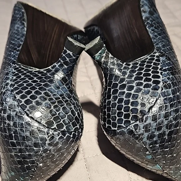Stuart Weitzman Navy Blue Snakeskin Print Pointed Toe Kitten Heel Size 7.5 - Picture 8 of 16